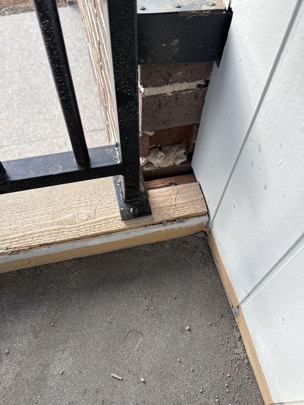 Balcony dwarf parapet left unfinished and without its flashing, found during a pre-handover inspection in Berwick